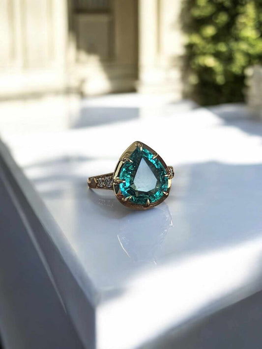 Pear Emerald in 18kt Gold Collet Setting